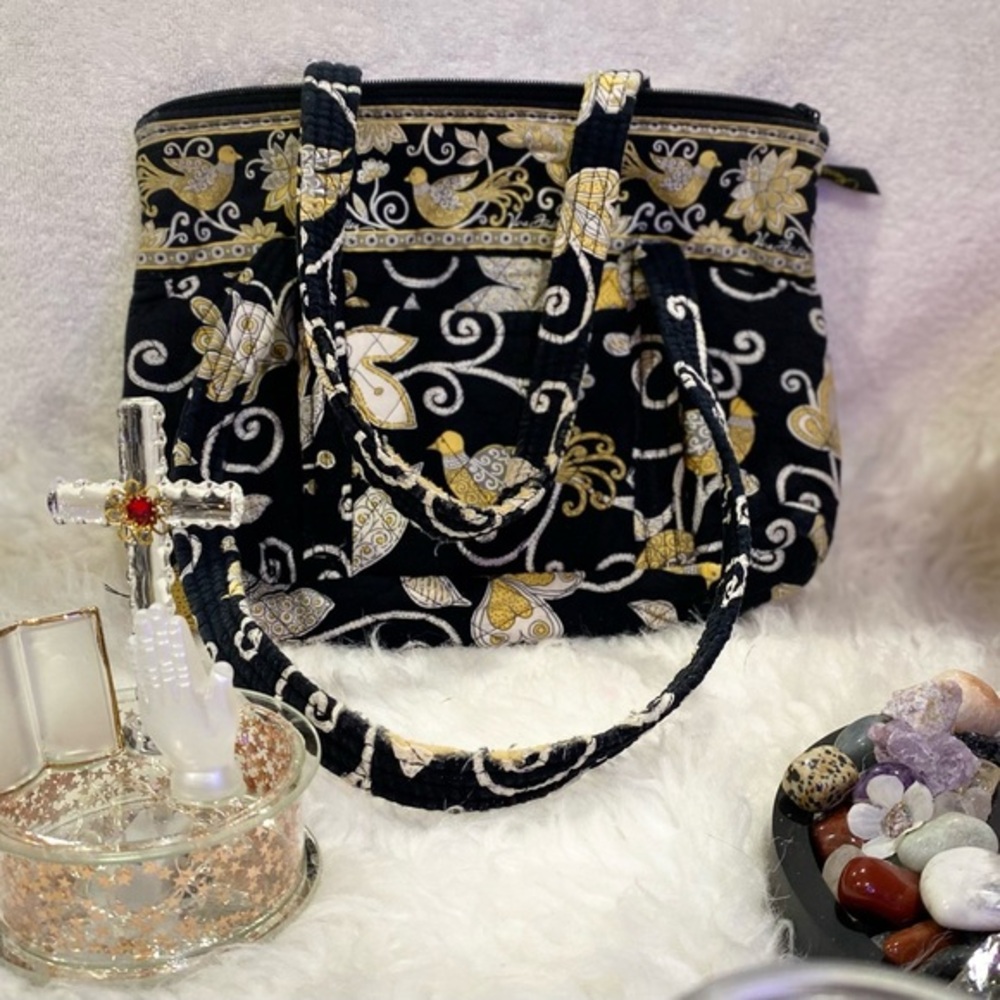 Vera Bradley Flowered Purse
Zip Up shoulder handbag
Trendy Must Have
Like New